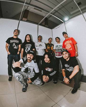 Vicky Mono Kembali Jadi Vokalis Band Metal Burgerkill